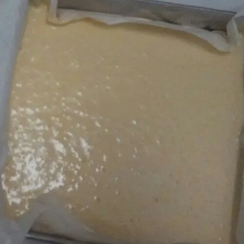 Masukkan kedalam loyang yang sudah dilapisi kertas roti.