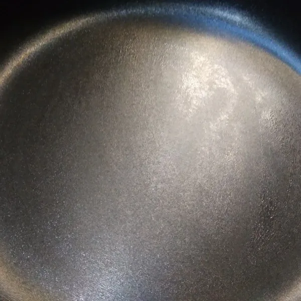 Panaskan wajan anti lengket atau teflon dengan api yang sangat kecil, olesi dengan margarin tipis-tipis.