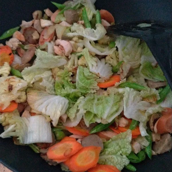 Kemudian masukan buncis dan wortel.