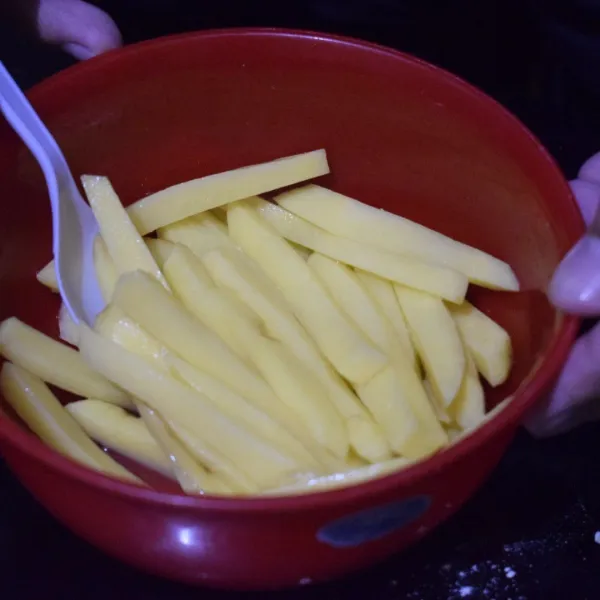 Siapkan kentang yang sudah dipotong memanjang seperti french fries.