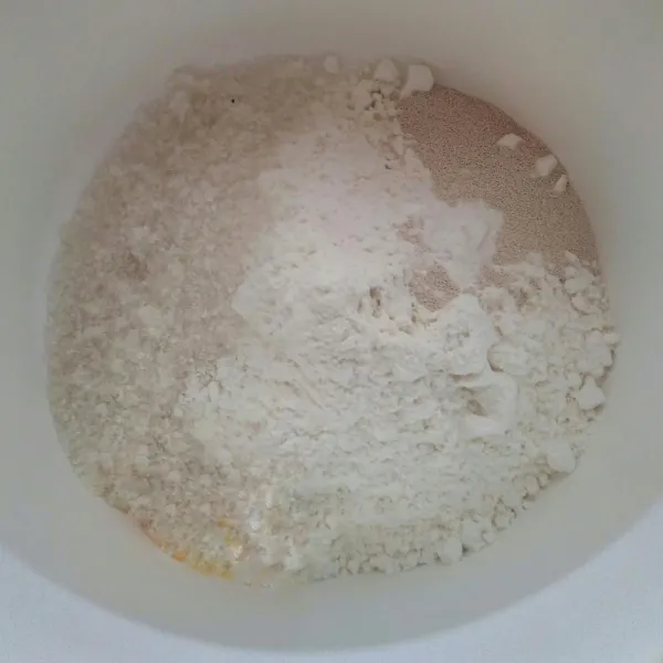 Dalam wadah masukkan tepung terigu, gula pasir, dan ragi instan kemudian aduk rata.
