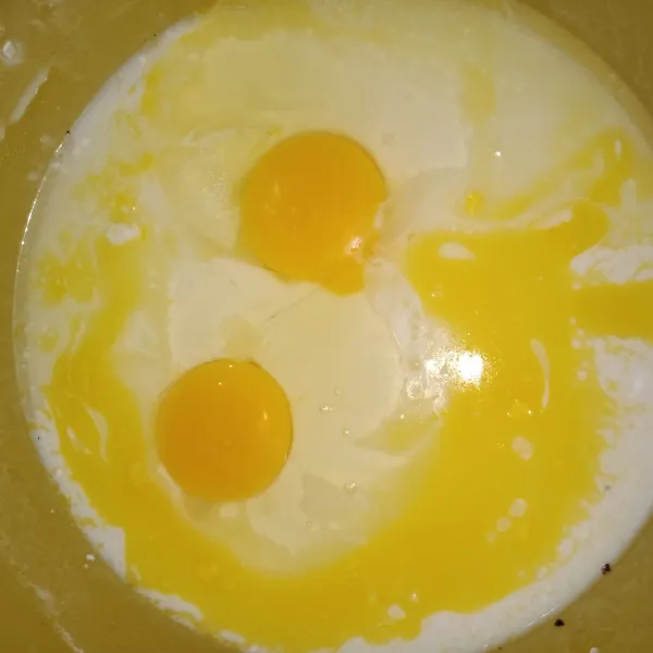 Tambahkan telur, mentega yang sudah dicairkan, santan dan larutan fermipan. Aduk sampai tercampur rata.
