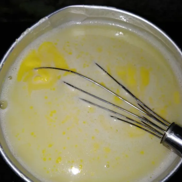 Masukkan margarin, aduk terus, lalu matikan kompor.