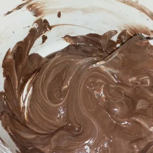 Lelehkan dark chocolate dengan sisa butter leleh menggunakan api kecil atau bisa di tim. Bila sudah meleleh campur dengan sisa whipped cream, aduk rata dengan spatula.
