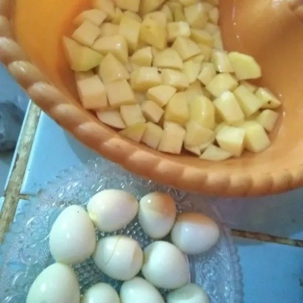 Kupas telur puyuh yang sudah di rebus. Potong dadu kentang.
