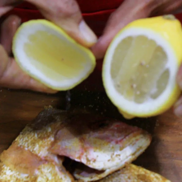 Cuci bersih ikan kakap, potong menjadi 4 bagian lalu marinasi dengan bahan marinasi.