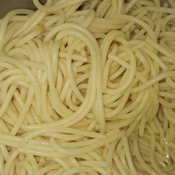 cuci bersih spagetti lalu tiriskan