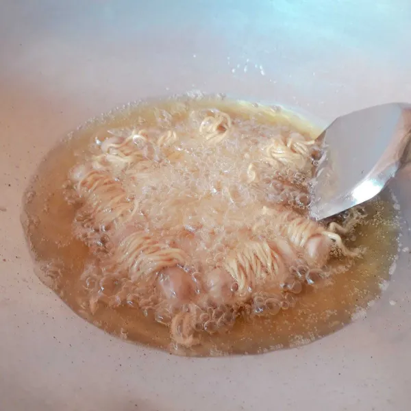 Goreng sosis dengan minyak panas hingga kecoklatan.