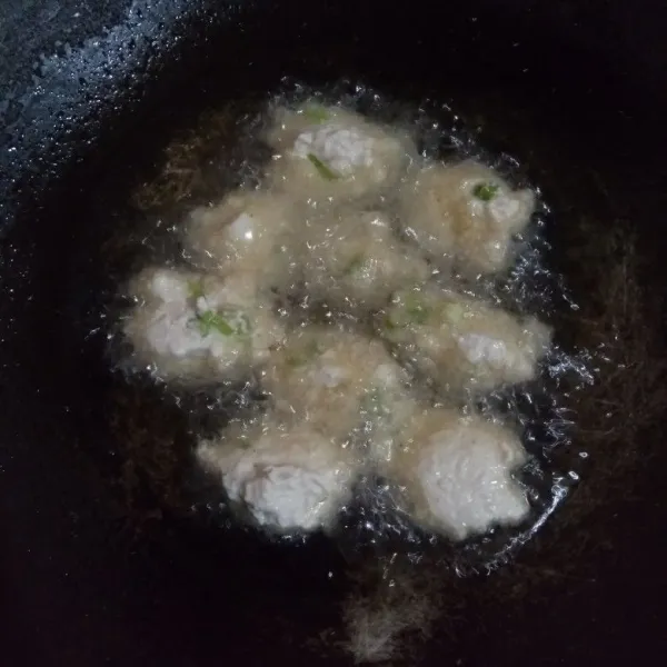 Panaskan minyak goreng, goreng cireng hingga garing dan kecoklatan. Angkat dan tiriskan.