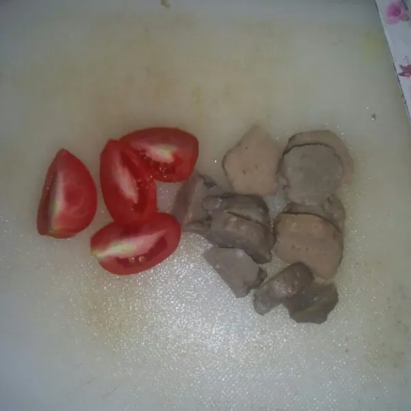 Potong-potong bakso dan tomat.