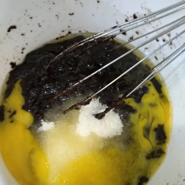 Masukkan telur satunya lagi dan gula castor, aduk rata kembali.