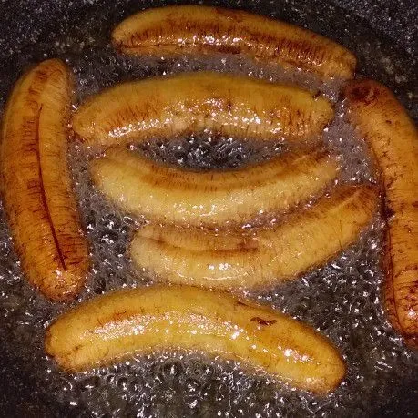 Buang kulit pisang dan goreng pisang dalam minyak panas hingga kecoklatan.