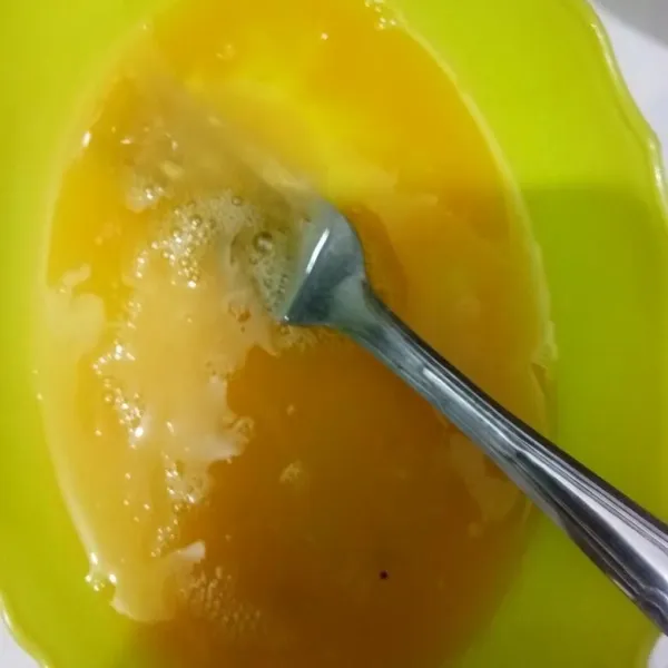 Kocok lepas telur dadar lalu beri penyedap rasa dan garam secukupnya.