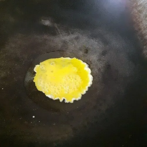 Panaskan minyak, masukkan telur, lalu buat dadar telur. Angkat dan tiriskan telur.