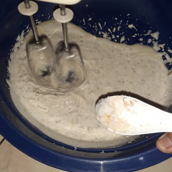 Tambahkan garam, aduk lagi.