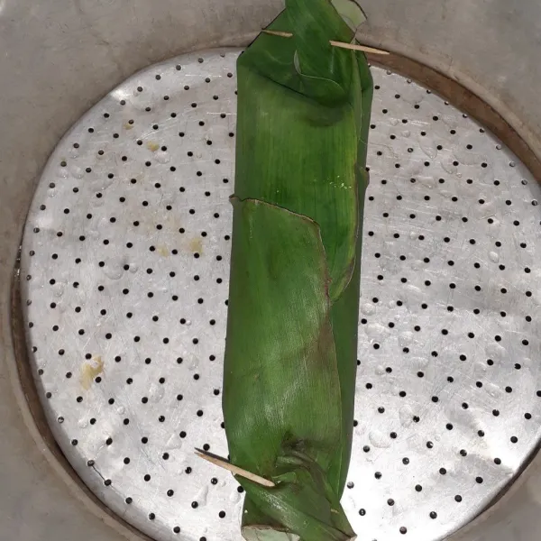 Panaskan panci, kukus pepes hingga daun pisang berubah warna.