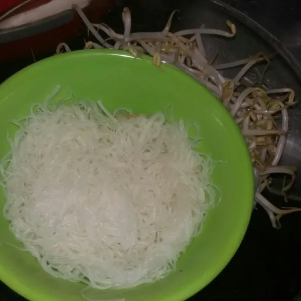 Celur bihun dan tauge dengan air panas.