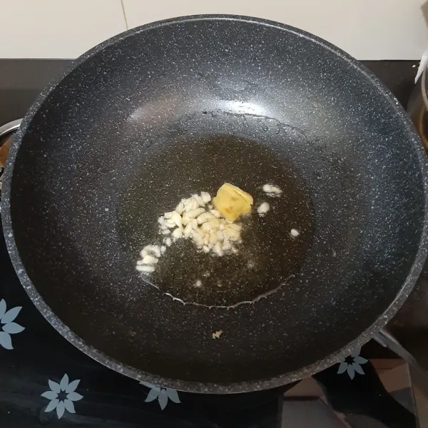 Tumis bawang putih dan jahe hingga harum.