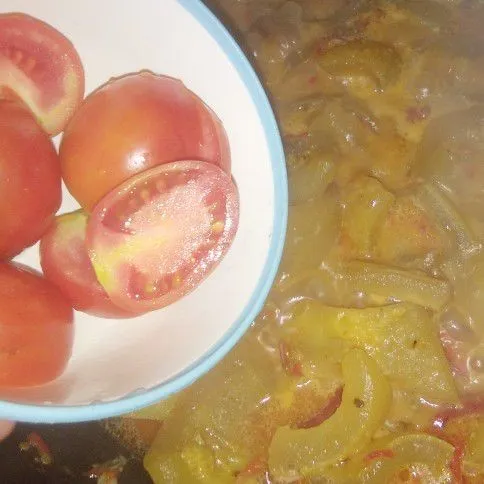 Masukkan tomat dan terasi.