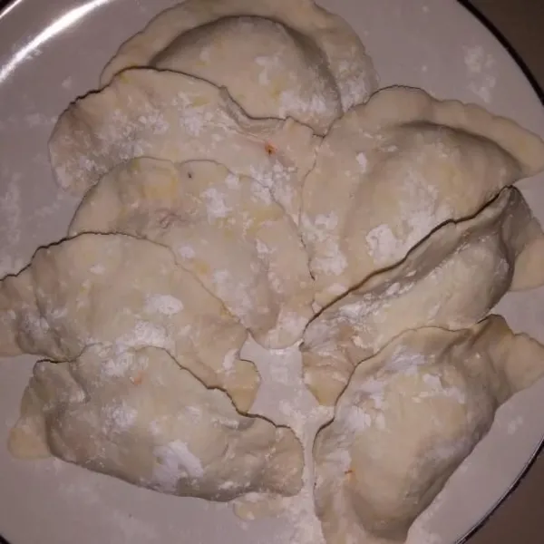 Timbang adonan seberat 25 gr. Pipihkan lalu isi dengan suwiran ayam secukupnya. Bulatkan dan rapatkan pinggirannya bentuk seperti kerang.