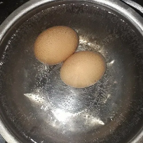 Rebus telur sampai matang sempurna. Angkat masukkan ke dalam air dingin.