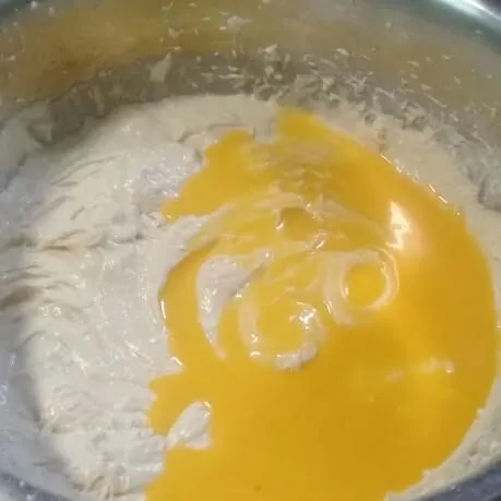Tuangkan margarin yang sudah dilelehkan kemudian aduk dengan spatula sampai merata.