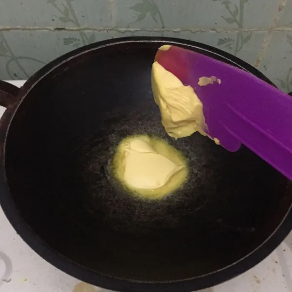 Panaskan margarin diatas wajan.
