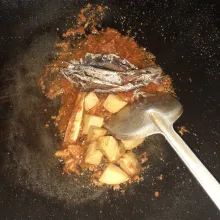 Masukkan ikan dan kentang yang sudah digoreng tadi, lalu aduk merata.