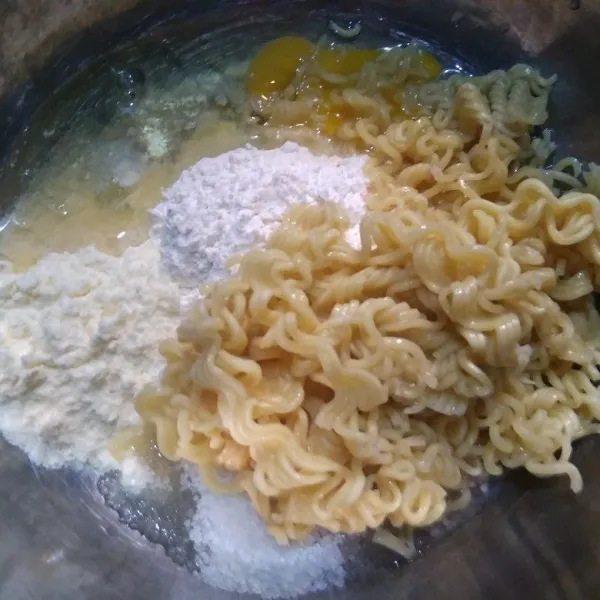 Campur mie dengan tepung terigu, telur, gula pasir, susu bubuk, garam, baking powder dan air.