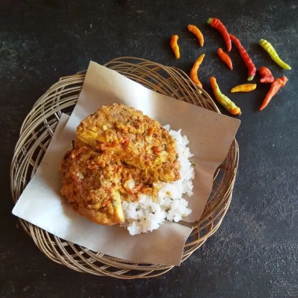 Siapkan nasi diatas piring kemudian taruh telur dadar tahu dan tuang sambal korek diatasnya. Telur Tahu siap disajikan.