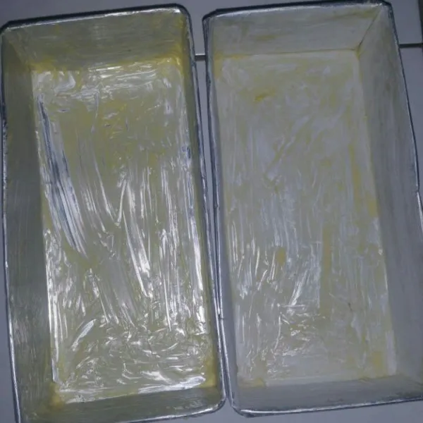 Olesi cetakan dengan mentega lalu taburi dengan sedikit tepung, pada gambar bagian kanan itu sudah di taburi tepung.