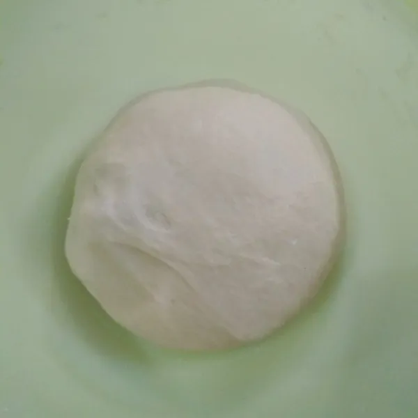 Setelah kalis elastis, bulatkan adonan. Istirahatkan hingga mengembang 2x lipat.