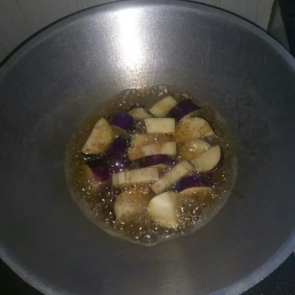 Panaskan minyak goreng terong sampai setengah matang, angkat dan tiriskan.