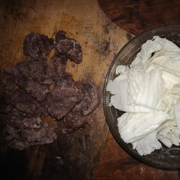 Potong dadu daging yang sudah di presto tadi, lalu potong sawi putih.