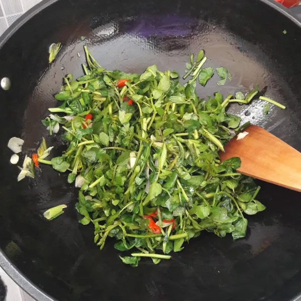 Masukkan sayur, aduk rata, masak dengan ditutup agar sayur layu merata.