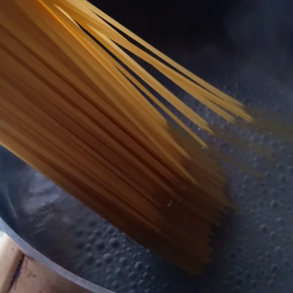 Di sisi lain, siapkan spaghetti dengan cara merebus spaghetti dengan keadaan air mendidih dan sudah diberi garam hingga teksturnya al dente.