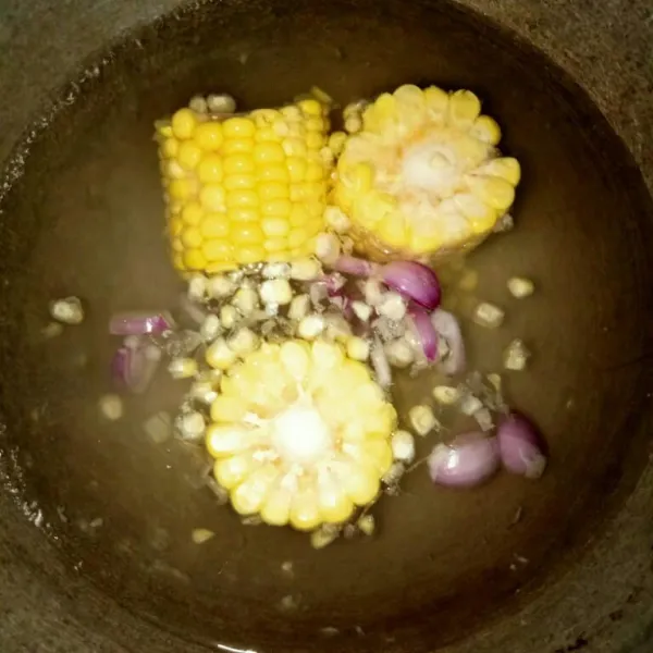 Rebus jagung, irisan jagung, dan bawang merah iris, rebus hingga jagung matang.