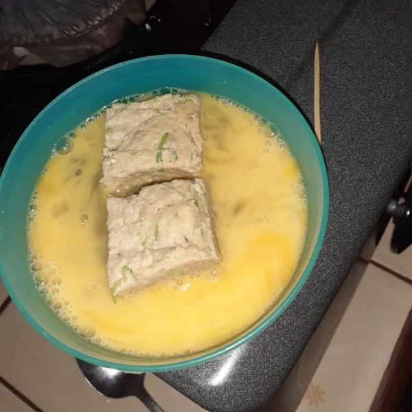 Masukkan potongan tempe ke dalam telur.