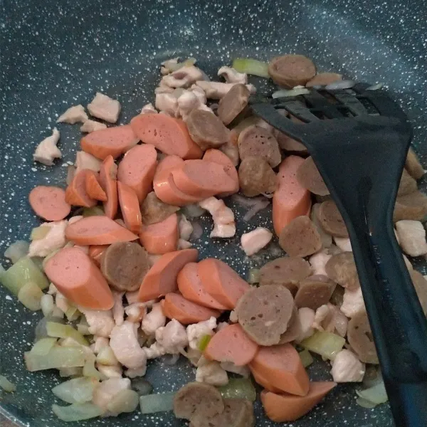 Masukan bakso dan sosis.