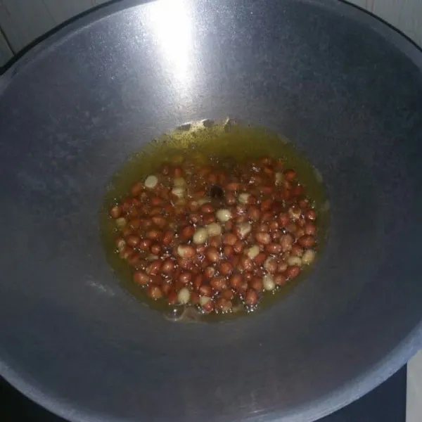 Goreng kacang sampai matang, angkat dan tiriskan, kemudian blender kacang sampai halus.