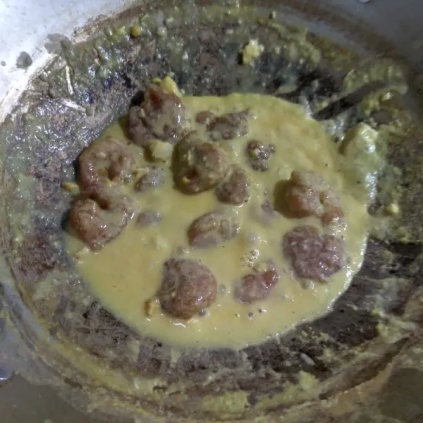 Masukkan seafood crispy yang telah digoreng tadi, kemudian aduk sebentar agar saus tercampur rata.