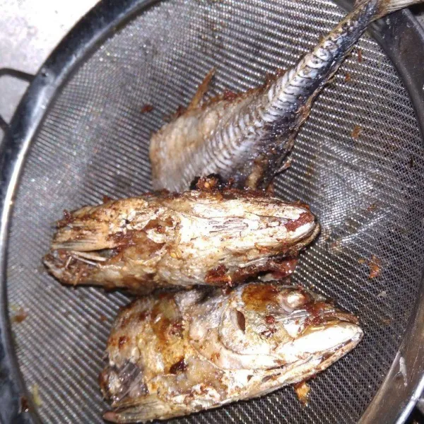 Goreng ikan cakalang yg sebelumnya sudah dibumbui dengan garam, bawang putih, dan ketumbar. Lalu di suwir - suwir dipisahkan dari tulang dan duri ikan.