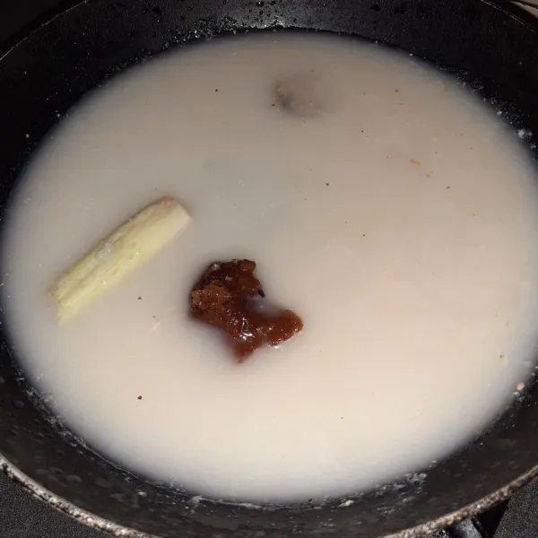 Panaskan santan, masukkan bumbu halus, gula merah, lengkuas dan sereh.