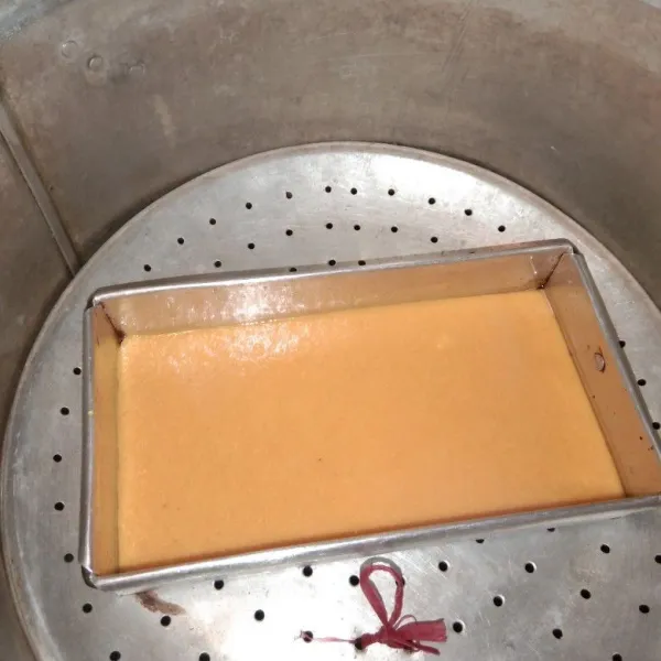 Masukkan adonan warna kuning ke dalam loyang persegi panjang lalu kukus sampai matang.