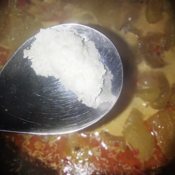 Masukkan garam, tes rasa, masak sampai kuah susut dan berminyak. Sajikan