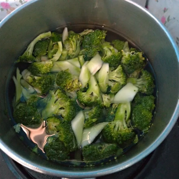 Rebus brokoli yang sudah dicuci bersih, rebus sebentar saja.