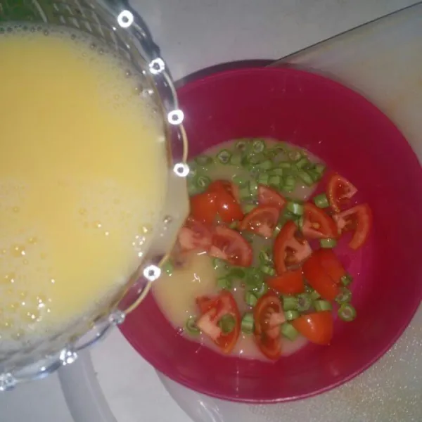 Siapkan mangkok kecil, tata buncis, dan tomat pada dasar mangkok lalu tuang adonan telur.