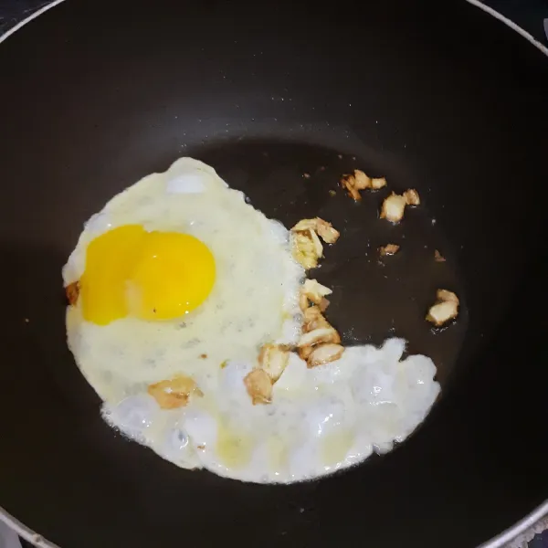Tambahkan telur ayam, tumis.