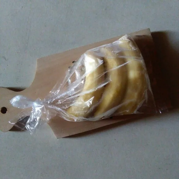 Kupas pisang, masukkan dalam plastik lalu bekukan ke dalam freezer semalaman.