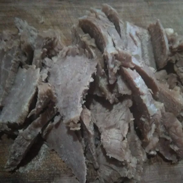 Angkat daging, tiriskan, setelah agak dingin potong-potong sesuai selera.
